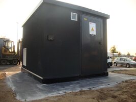 Gerenoveerde cabine met compact schakelmateriaal in een betreedbare prefab betonnen behuizing