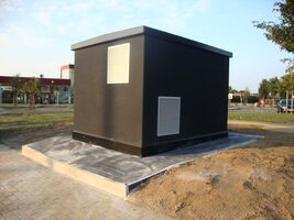 Gerenoveerde cabine met compact schakelmateriaal in een betreedbare prefab betonnen behuizing