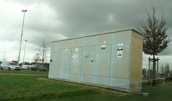 MS cabine oude open uitrusting in een metalen niet betreedbare behuizing